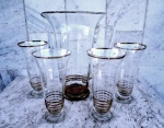 Conjunto de JARRA , na forma de cone  e 4 (quatro copos ) long drink    em vidro translúcido com listas . Peças originais da década de 60 com design característico. Altura 25 cm .
