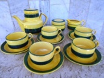 Conjunto para chá e café em cerâmica esmaltada e vitrificada  no tom amarelo com faixas verdes , composto de BULE , Leiteira , Açucareiro e cinco xícaras  com pires.
