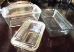 Tres antigos refratários produzidos na década de 60 sendo um sem tampa . Medidas : 25 x 13 x 7 cm , 22 x 14 x 11 cm  e 17 x 12 x 10 cm.