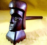 JACARANDÁ : Grande martelo esculpido com caricatura indígena. Muito interessante . Medindo 30 cm de comprimento.