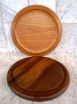 Duas tábuas em madeira de lei brasileiras , ambas redondas medindo 26 cm e a mais clara 30 cm com design SY.
