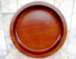 Muito bom e grande recipiente em  madeira de lei Brasileira redondo com 42 cm de diâmetro e 8 cm de altura.