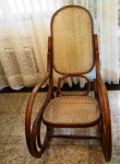Cadeira de Balanço Austríaca THONET , em madeira peroba do campo . Assento e encosto em palhinha Medidas 110 x 51 x 100 cm. Retirada na Rua das Laranjeiras com hora marcada.