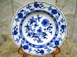 MEISSEN - Prato Fundo em porcelana de pasta dura Alemã , produzido no Sec XX , marca usada a partir de 1815 , borda recortada ,esmaltado e vitrificado com ornamentação dita cebolinha /blue  & white .