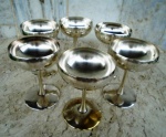 Conjunto de seis tacinhas para sobremesa , de pé alto , em metal espessurado a prata. Altura 10 cm e diâmetro 7 cm.