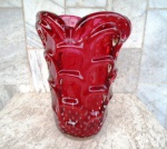 Imponente vaso em vidro artístico de MURANO na cor rubi com design de cactos e decorado com bolhas internas , original da década de 50. Altura 33 cm
