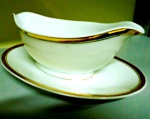 BRENAND - RECIFE - BRASIL - Molheira com presentoir acoplado em porcelana esmaltada na cor branca e vitrificada com listras em farta aplicação de ouro em todos os seus contornos. Peça com Brasão da Brenand. Medidas : 24 x 14 x 25 cm.