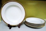 BRENAND - RECIFE - BRASIL -  Impecável conjunto de seis pratos fundos em porcelanas esmaltadas na cor branca e vitrificadas com listras em farta aplicação de ouro em todos os seus contornos. Peças com Brasão da Brenand . Medidas : 24 cm de diâmetro