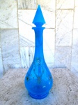 Grande garrafa EUROPÉIA , decorativa , no tom azul turquesa em vidro opalinado com ornamentação de guirlandas  e colares em ouro brunido.  Tem efeito de OPALINA ......LINDA !!!. Medida Atura 40 cm .