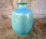 Vaso dinamarques decorativo em porcelana esmaltada na cor azul degradée . Marcado D & G .Daymark . Altura 14 cm.