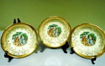 Tres lindinhos recipientes  com ouro 22 k - Marcado - cerca de 1900 , em porcelana com pintura ao centro de cenas de namorados em paisagens idílicas. Diâmetro 13,5 e altura 3 cm.