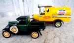 Dois carrinhos de coleção ( estado de novo ) laqueados : um Ford Modelo 1931 na cor verde musgo e preto , medindo 13 cm e um caminhão - Goldin da PEPSI COLA medindo 10 cm de comprimento por 9,5 cm de altura.