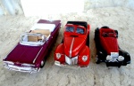 Tres Carros miniaturas de coleção - otimo estado :  chevrolet 1959 - conversivel na cor vinho - 15 cm , FORD 1940- conversível na cor vermelha - 14 cm  e um JAGUAR SS 100 também na cor vermelha -10 cm.