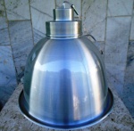 Luminária de teto  -  Design  TEZZY  - em alumínio escovado , com acabamento envernizado , fabricado com exclusividade para  TOK & STOK . Capacidade 127/220  V. Para uso com lâmpada fluorescente ou incandescente. Peça de grande dimensão 41 cm x 44 cm. Na caixa original - SEM USO .
