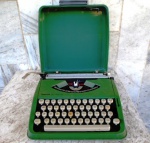 Máquina de escrever OLIVETTI , modelo LETTERA 82. Estojo original