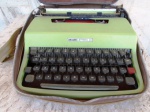 Máquina de escrever OLIVETTE LEITERA 32 acondicionda em bolsa emborrachada com alça para tiracolo.