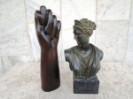 Duas esculturas : uma em forma de deusa ROMANA provável resina , medindo 20 cm de altura , e outra , em madeira brasileira maciça em forma de " FIGA "( altura 23 cm )