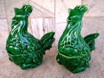 Bomboniere /baleiros na forma de duas grandes esculturas de GALOS em faiança esmaltada e vitrificada no tom verde MUSGO, produzidas na década de 70. Medidas 24/25 cm.