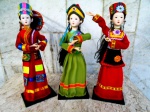 Tres Lindas Bonecas orientais  com rosto em BISCUIT e com vestimentas típicas  e ORIGINAIS .  Altura 30 cm . Fabricadas na CHINA.