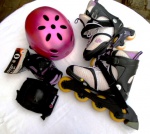 KIT - ROLLERBLADE  ( Patins com roda em série ) Tamanho 4 - USA - ou 38 - Brasil . Cores preto e branco .  Acompanha : Par de joelheiras , 1 cotoveleira , par de munhequeiras e 1 Capacete no tom rosa PINK . Pouco Uso - ótimo estado