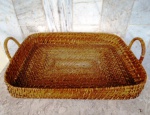 Bandeja retangular com alças em palha trançada , possivelmente de origem indígena . Medidas 40 x 31 cm e altura 7 cm.