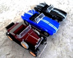 Tres carros miniaturas de coleção : um azul e um preto  ambos COBRA 427 _SHELBY e um vinho Ford modelo 1931. Todos medindo 14,5 cm.