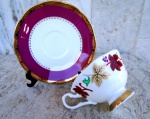 Linda xícara de chá de COLEÇÃO  com pires , modelo com saltinho , muito ouro em todos seus contornos Flores alegres em diversos tons no bojo da xícara . Pires vitrificado com larga faixa no tom rosa/PINK.  Marca Bone China. 6 /10/14,5 cm