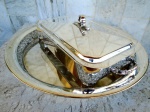 Duas peças em prata 90 : Suporte com tampa para pirex retangular- 35 x 21 cm e bandeja ( grande salva ) com galeria alta fenestrada com diâmetro de 44 cm , com um pouco de desgaste no banho somente a bandeja.