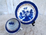 Rara xícara inglesa azul e branca esmaltada  e vitrificada no tom azul escuro com ornamentação de paisagens de jardins palacianos e " Pombinhos " . Medidas 6,5 cm e 13,5 cm.