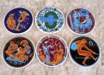 Made in England : Conjunto de seis protetores de copos em porcelana esmaltada e vitrificadas com ornamentação de diferentes cenas de Gregos e Romanos. Um diferente com ramos de de flores no tom azul degradée. Diâmetro 9 cm.