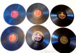 DISCOS - Seis antigos Discos de 78 Rpm contendo as seguintes Músicas entre outras : Com que roupa ? , Dona  Antonha , Beijo na Boca , Nunca mais etc... diversos cantores e compositores  tais como : Almirante , Ary Barroso , Dyrcinha Baptista etc...Gravadoras ODEON , RCA Victor e Pharlophone . ATENÇAO : o disco da música do Noel Rosa e Carinhoso foi extraviado.