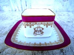 J. R KLOTZ - 22 RUE DE PARADISE / PARIS / FRANÇA - Xícara para chá com seu respectivo pires , em porcelana esmaltada nas cores branco e rosa PINK - MONOGRAMADA A/B - Sec XIX ,  e vitrificada com arabescos em ouro. Louça provável  de aristocracia . Medidas ; Xícara 5,5 cm de altura e lado 6,5 cm . Pires 13,5 cm. Peça de COLEÇAO