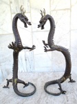 CHINA - Sec XIX : Imponentes esculturas  representando "  Dragões " em bronze em posições ,aparentemente de luta . Peças genuinas  e originais , medindo 43 e 45 cm.