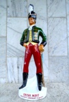 Interessante e decorativa garrafa em licor em porcelana esmaltada e policromada no feitio de " Soldado Ingles " - IRISH MIST - IRELAND'S - Legendary Liquer - Sem conteúdo. Altura 49 cm . ( quarenta e nove )