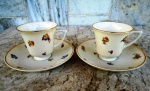 WARWICK /USA - design Art Deco - Década de 50 - Par de xícaras para café/chocolate em porcelana com esmaltagem bege , vitrificada , ornamentada com delicadas flores e frisos dourados.. Diâmetro 12 ,5 cm a altura 6 cm.
