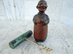 Duas peças para BAR : Um abridor de garrafa na forma de FRADE  em madeira rústica ( na cabeça do Frade se encaixa o abridor ) e um abridor de vinho com cabo em bloco de mármore verde musgo. Medidas 15 e 14 cm.