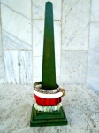 Expositor em madeira na forma de obelisco com 5 (cinco ) pulseiras de diferentes modelos.  Altura 32 cm.