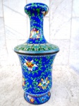 CHINA - Sec XIX - Moringa  decorada com aplicação da técnica de closoné , com fundo no tom azul com detalhes ornamentativos de figuras exóticas , peônias , morcegos , e plantas aquáticas. Altura 33 cm.  Impecável.
