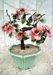 BONSAI : Vaso em porcelana CELADON - flores e folhas lindas. Peça pesada - não aconselhamos o envio pelo Correio. Apresenta algumas faltas de pétalas . Altura 26 cm.