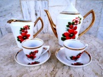 Pozani Jundiaí - Jogo para café de porcelana com esmaltagem branca e vitrificada com flores pintadas e muito ouro : Bule , leiteira e duas xícaras para café com pires.