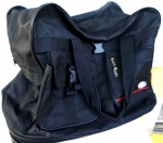 MALA / SACOLA com lona preta de ótima qualidade , bem resistente , com 5 ( cinco ) rodas  da marca ARGO - SPORT. Largura 57 e altura sem considerar as alças 47 cm