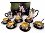 Conjunto  em charão  com ornamentação de desenhos dourados de cenas japonesas com aplicação de ouro em alto relevo,  constando : bule , leiteira , 6 xícaras com pires para chá , 6 colheres e bandeja. ( uma xícara com quebrado )