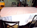 Maravilhosa toalha de BANQUETE oval em SEDA /Acetinada na cor branca "SEM USO " , com fina bainha , medindo 280 x 260 cm .  " A foto não retrata a qualidade do tecido "