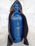 Garrafa Espirituosa em cerâmica esmaltada e vitrificada no tom azul petróleo representando Freira com roupa plissada , sendo a tampa simulando sua cabeça com hábito . Acompanha capa - sem conteúdo