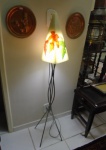 Luminária de pé em ferro forget , pernas trancadas , cúpula triangular em resina , simulando vidro , com pintura e folhas . Altura 117 cm. FUNCIONANDO. Peça que não pode ser enviada pelos correios.