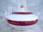 Linda sopeira em porcelana esmaltada na cor branca e vitrificada com faixas bordeaux , muito ouro nos acabamentos e nas ornamentações das pegas da tampa e laterais. Medidas  25 x 20 cm. Marca da porcelana MAUÁ.