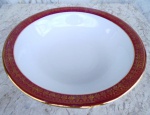 Linda LEGUMEIRA em porcelana esmaltada na cor branca e vitrificada com faixas bordeaux , muito ouro nos acabamentos e nas ornamentações . Medidas  26 x 6 cm. Marca da porcelana MAUÁ.