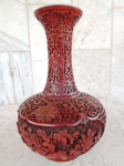 Vaso em laca oriental na cor vinho com ornamentação em relevo de jardins com flores típicas . Peça original da década de 60 , medindo 24 cm.
