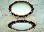 DUAS  travessas ovais  em porcelana branca com faixa em ouro e bordas em azul cobalto com ornamentação em ALTO RELEVO  de ramagens em ouro. Marcado COBALTO - Gravação legítima  - Porcelana Schimid - Santa Catarina - Brazil . uma medindo 33,5 x 22 x 4 cm  e outra medindo 29,5 x 19 x 4 cm.