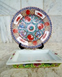 CHINA : Prato decorativo com plantas , moluscos etc em reserva com geométricos em ouro e porta cartão esmaltado  com detalhes orientais de plantas. Medidas : 9 x 13 cm e  18 cm.
